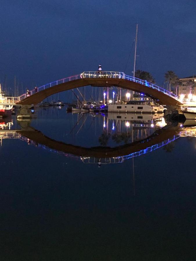 Апартаменты Sur Le Quai De Port Фрежюс Экстерьер фото